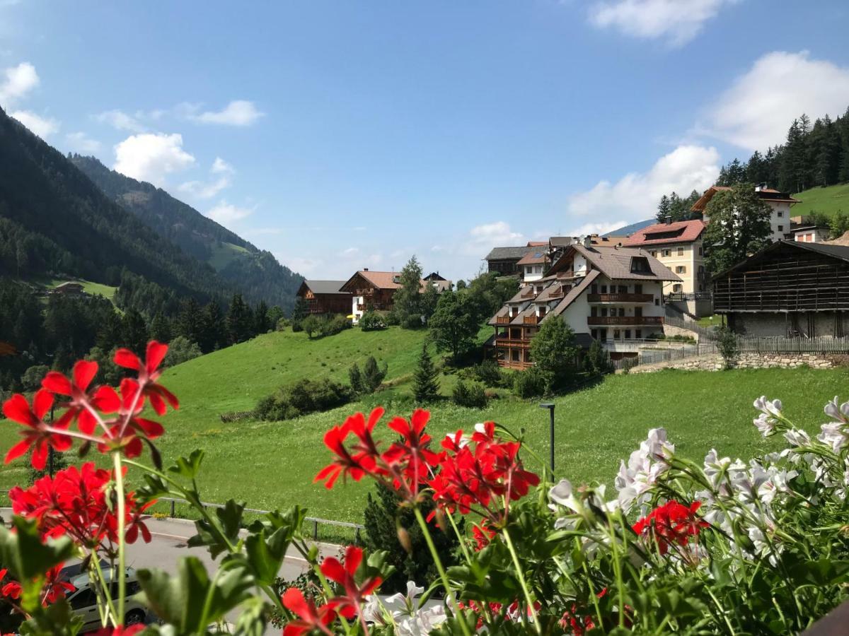 Apartments Vaiolet Santa Cristina Val Gardena Exteriör bild